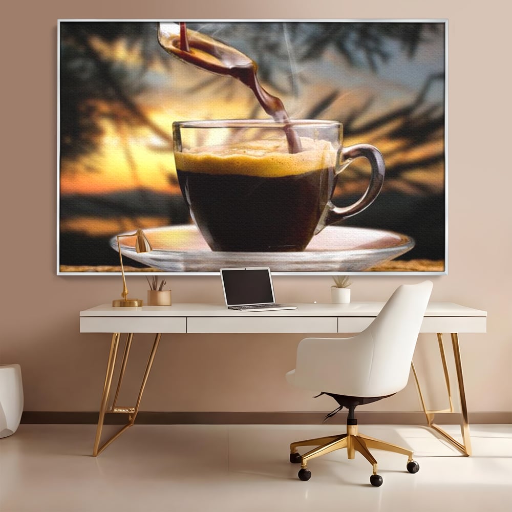 Tablou canvas cu tablou canvas cu ceasca de espresso, in rama de aluminiu argintiu, pe perete intr-un birou